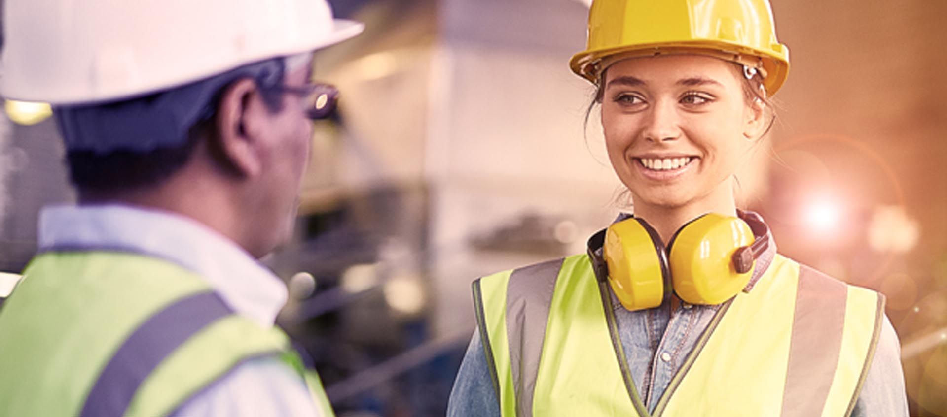 mulher tecnicos em segurança do trabalho olhando para homem