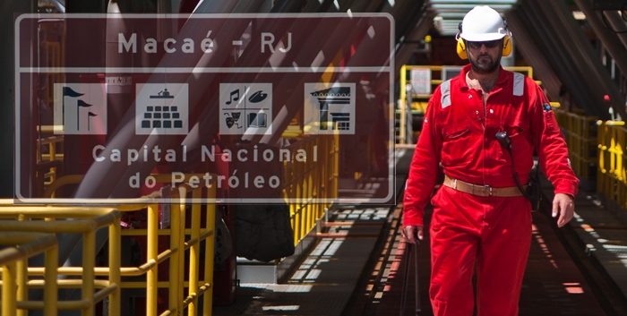 Homem macacão plataforma petróleo macaé offshore