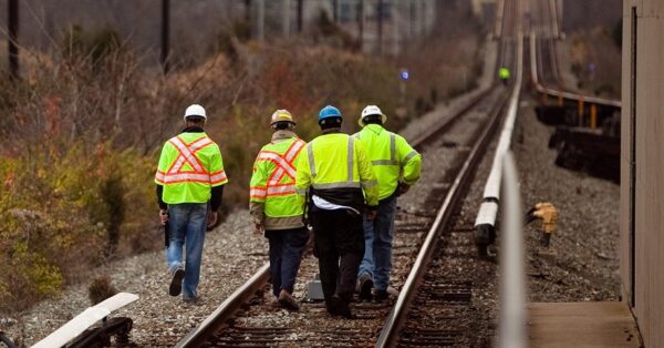 Empresa contratando 50 eletricistas para um projeto de modernização