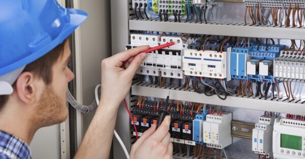 Vaga para técnico em elétrica com experiência marítima