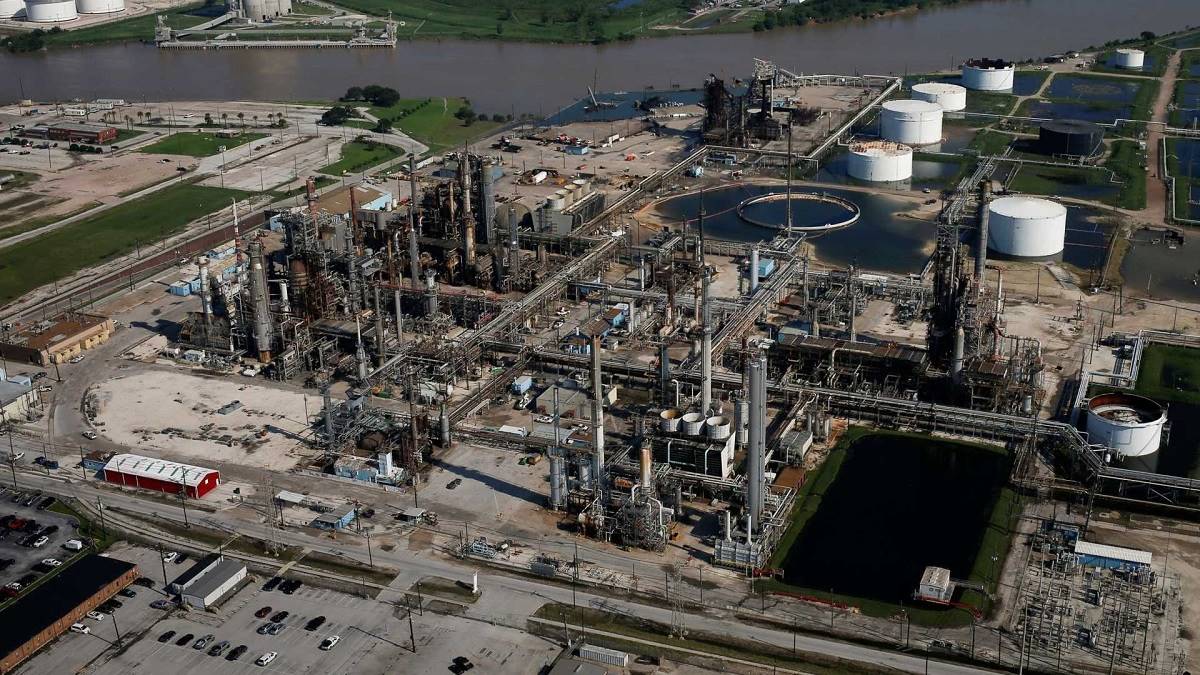 Processo de transferência da refinaria é paralisado