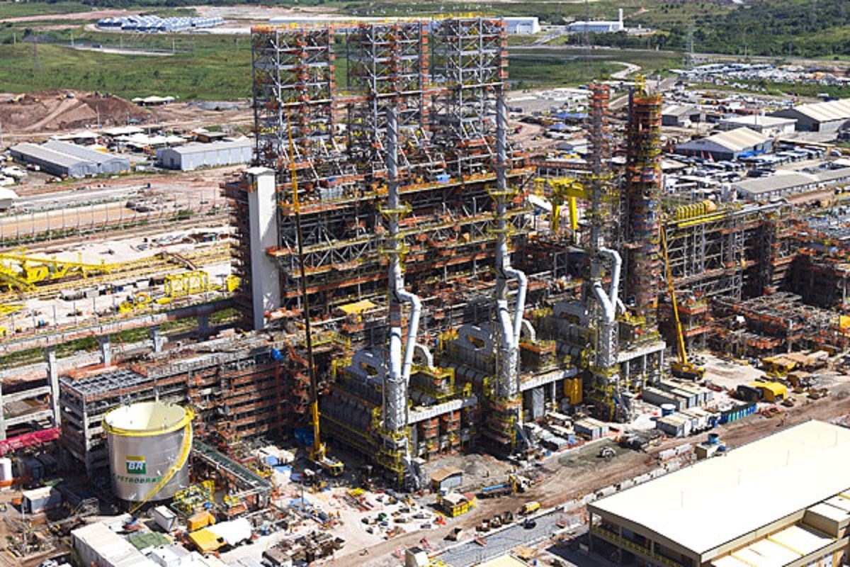 Metade das refinarias