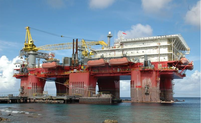 Estaleiro Enseada recebe plataforma para reparos