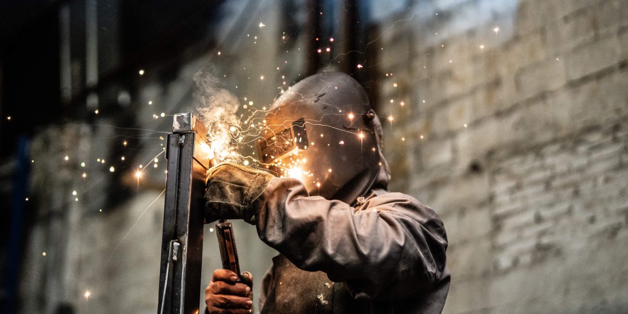 Empresa metalúrgica abre vagas de emprego para soldadores e analistas em SP