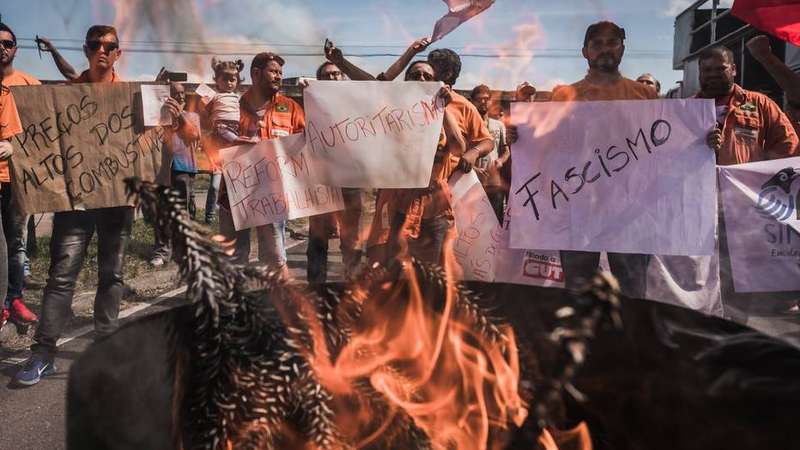 Funcionários rasgando telegrama, petrobras