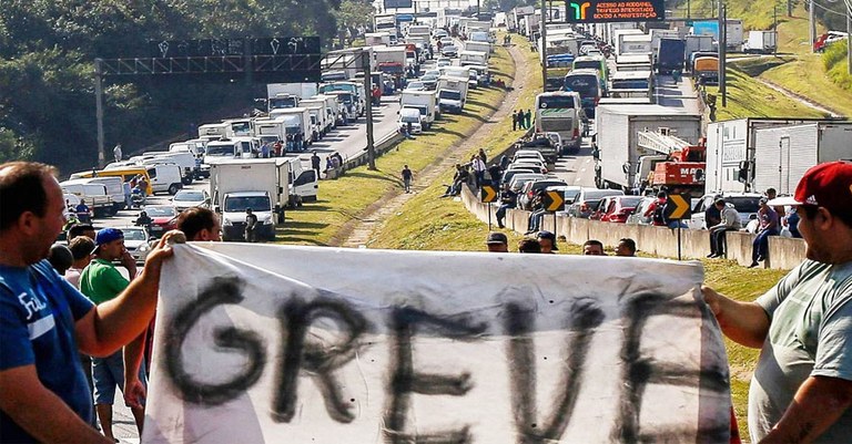Caminhoneiros defendem reabertura do comércio e ameçam fazer greve