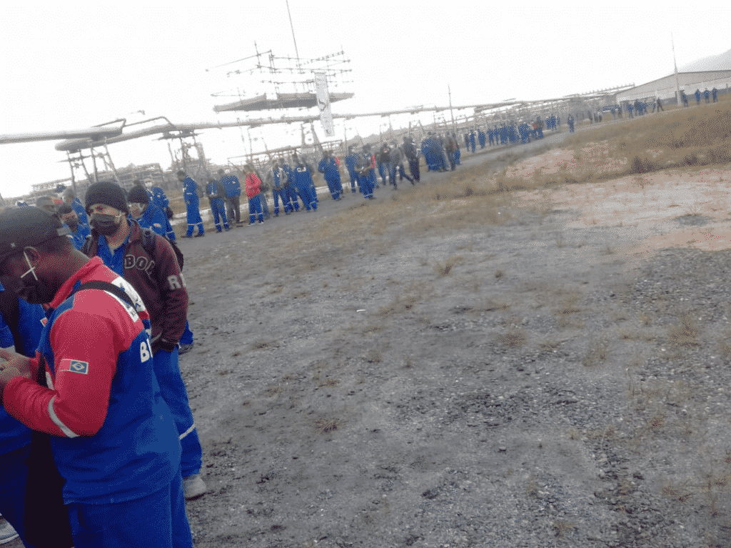 Comperj-fila-com-trabalhadores-sendo-demitidos-no-dia-16-de-junho-de-2020.