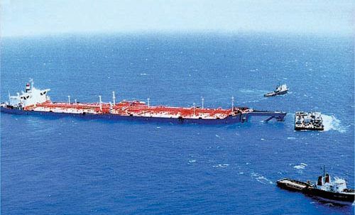 Navio sequestrado corre risco de naufragar com 1 milhão de barris de petróleo, teme ONU