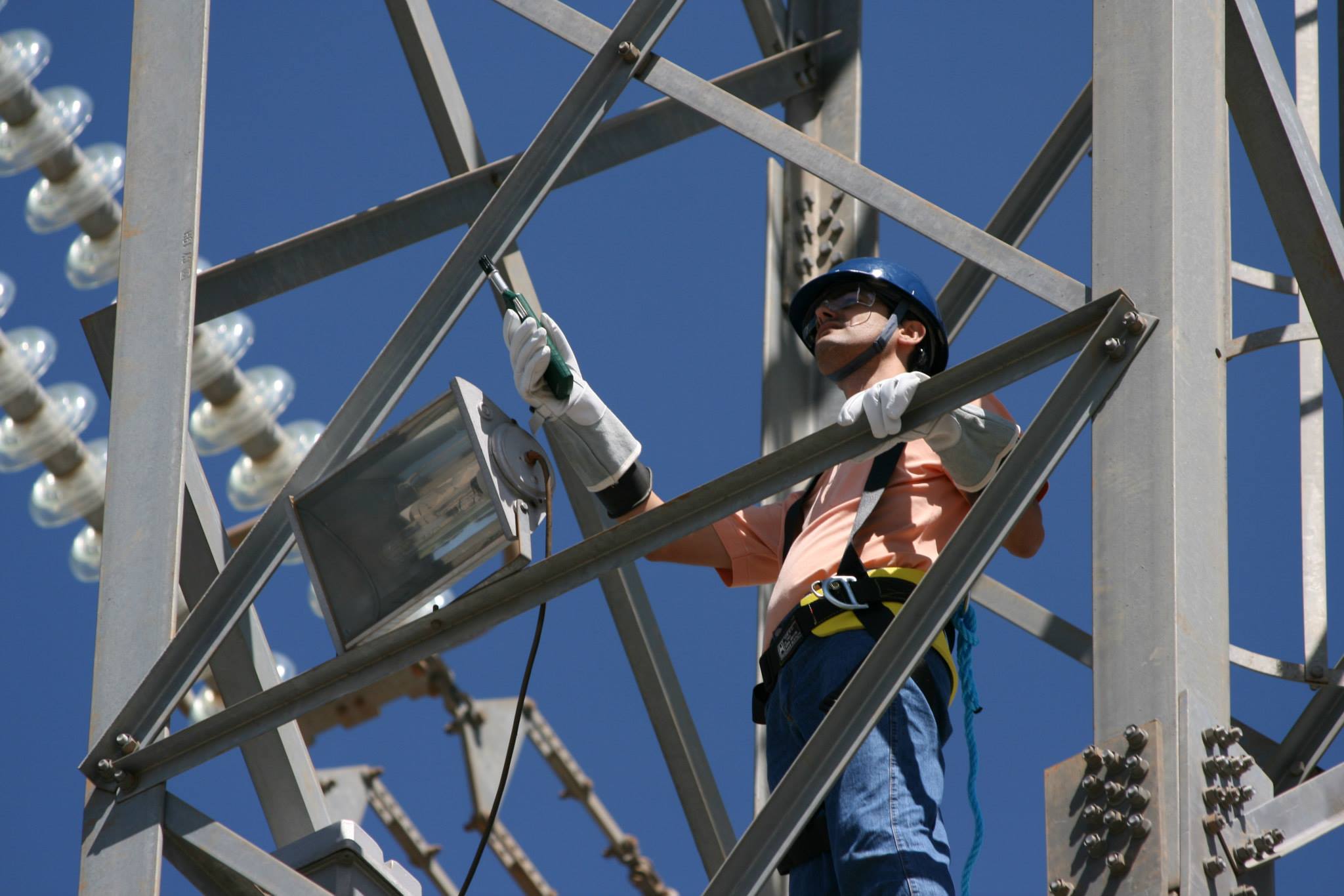 Eletricista, técnicos, engenheiros e mais são requisitados para atender demanda de vagas em manutenção pela empresa de energia elétrica Taesa
