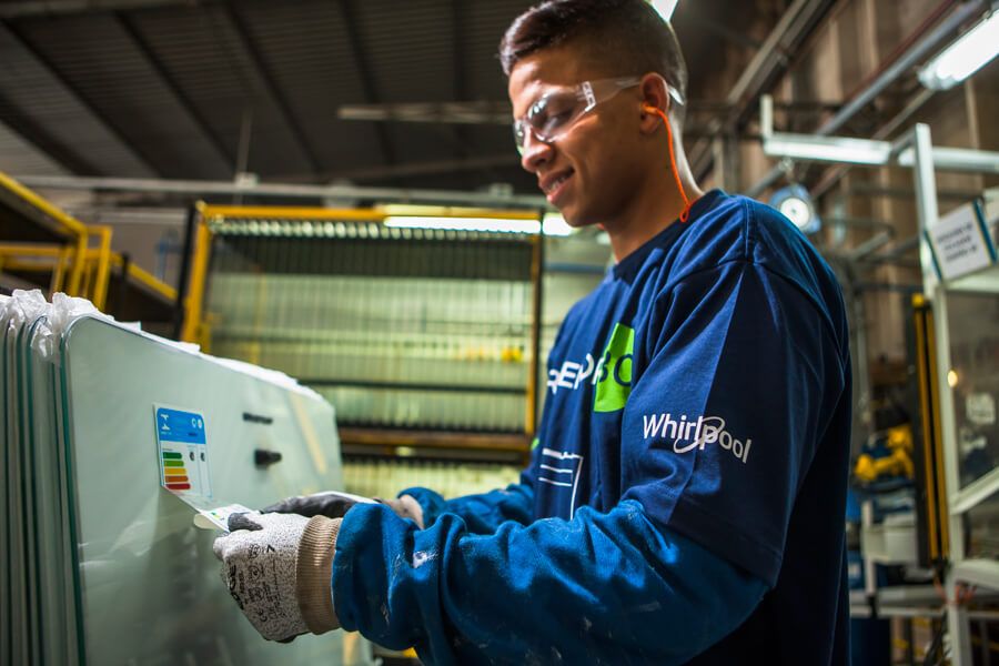 Vagas de emprego para a área de segurança do trabalho são oferecidas pela maior empresa de eletrodomésticos do mundo, a Whirlpool