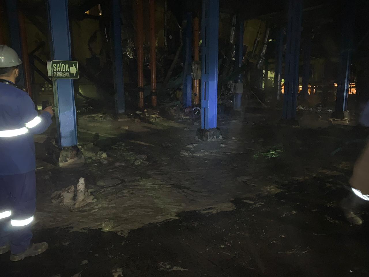 Operários analisando área do acidente da Usina Coruripe