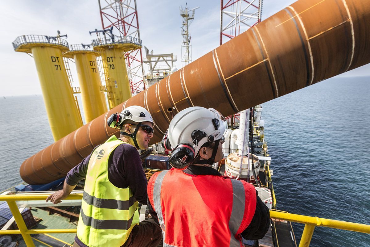 vagas de emprego offshore macaé e Rio das Ostras de ensino médio