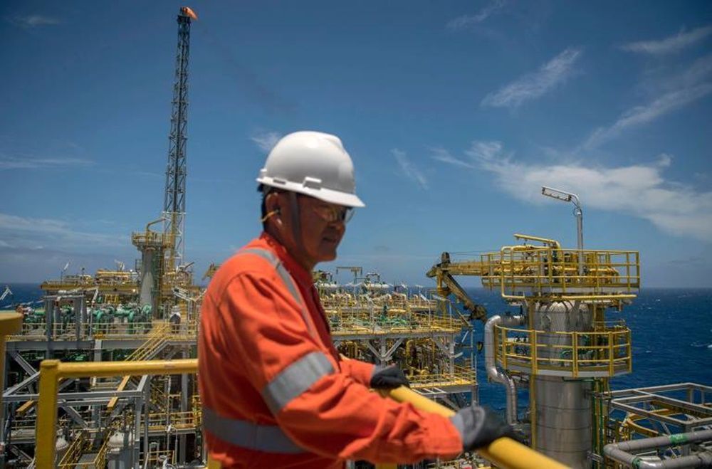 Vagas offshore são oferecidas por empresa prestadora de serviços marítimos na indústria de petróleo e gás, neste dia 28