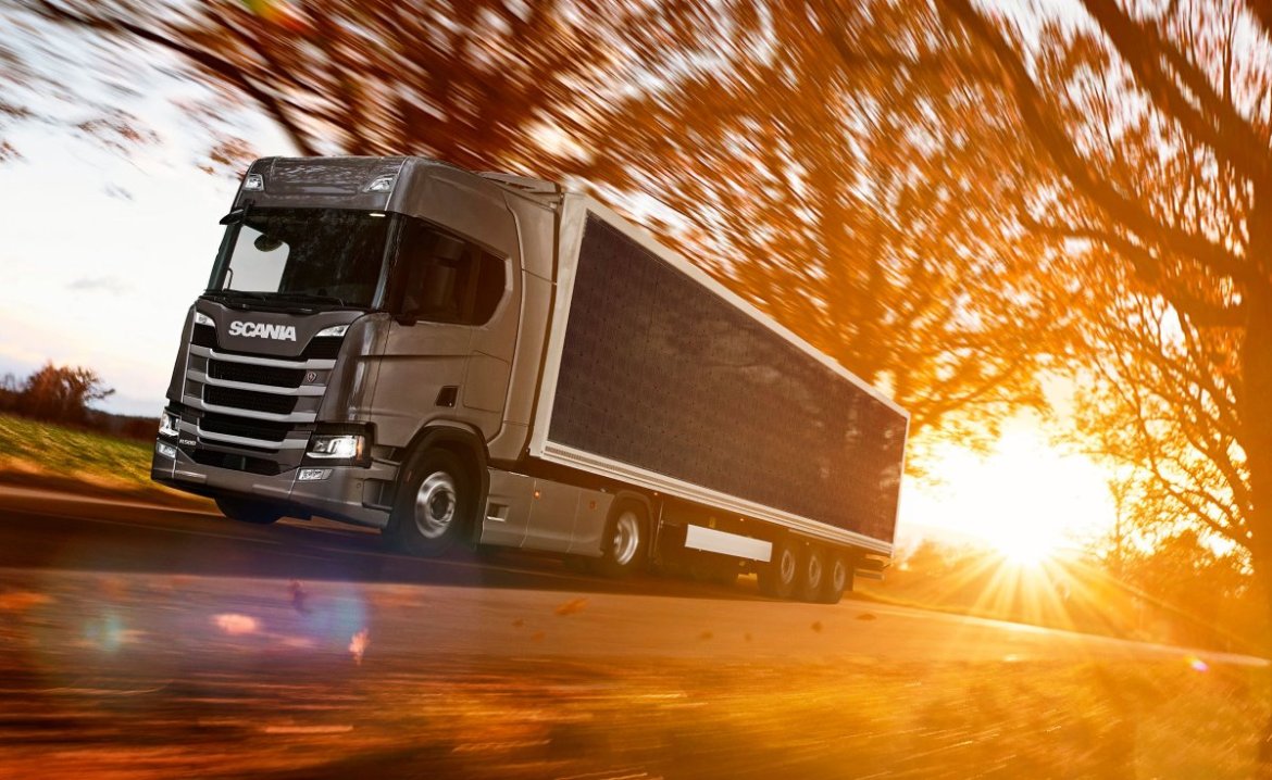 Scania, carreta, painéis solares