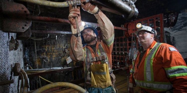Eletricista, operador, mecânico, ouro