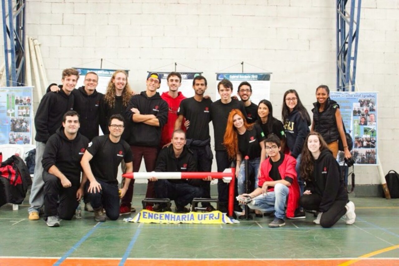 Foguete - UNIVERSIDADE FEDERAL DO RIO DE JANEIRO - AEB