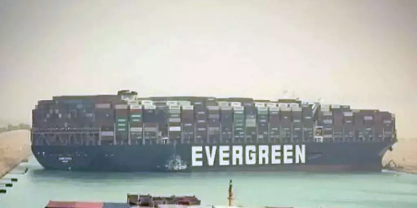 Navios - canal de Suez - encalhado