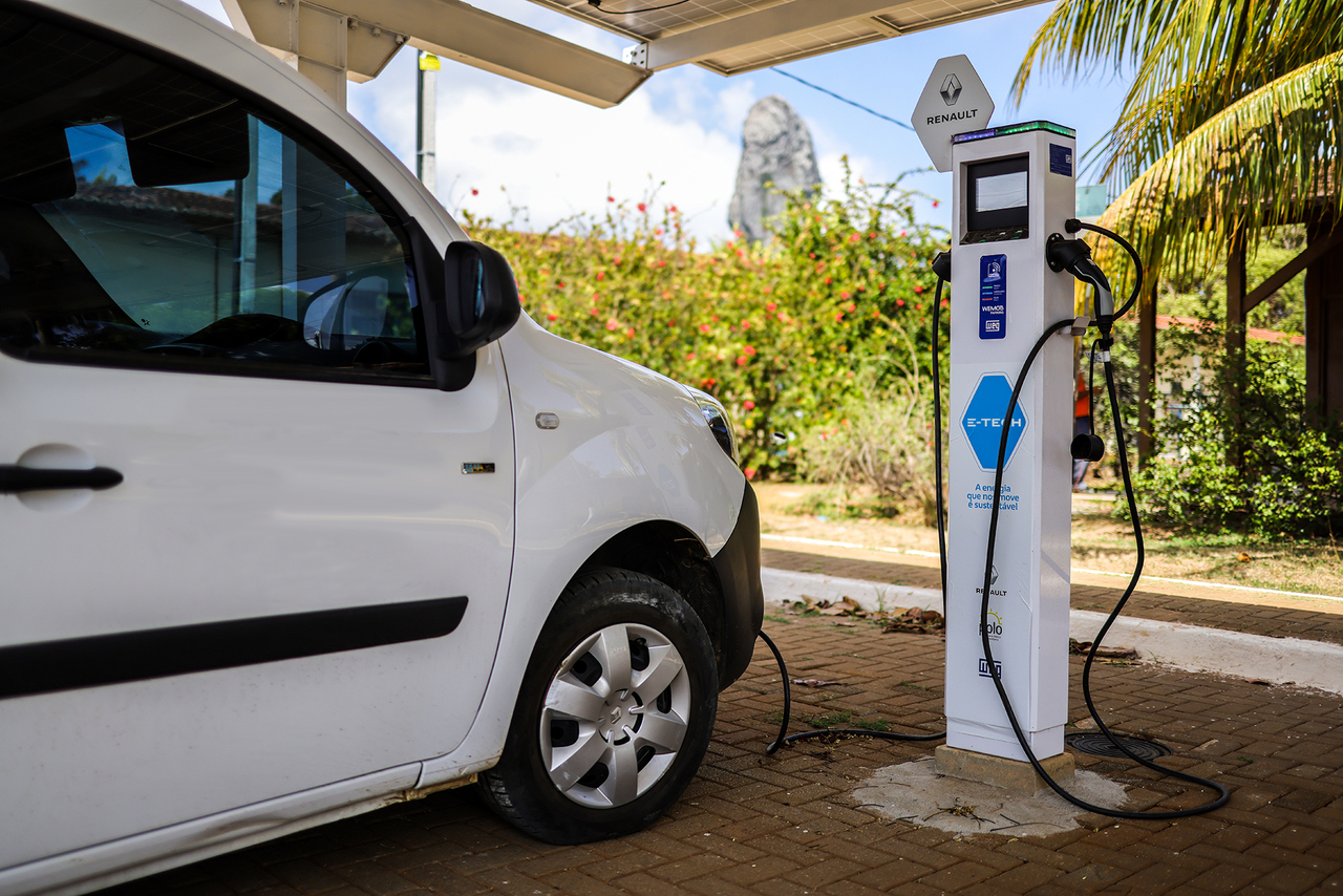 Veículos elétricos - energia solar - Fernando de Noronha - Renault