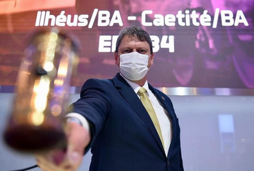 Tarcísio de Freitas / Paulo Guedes (economia) não avança e Ministério da Infraestrutura, liderado por Tarcísio de Freitas, ajuda o Brasil na geração de 3,6 milhões de empregos até o fim de 2022