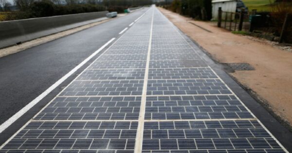 Estrada - energia solar - carros elétricos - recarregar