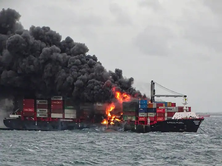 navio porta contêiner explosão tripulação porto