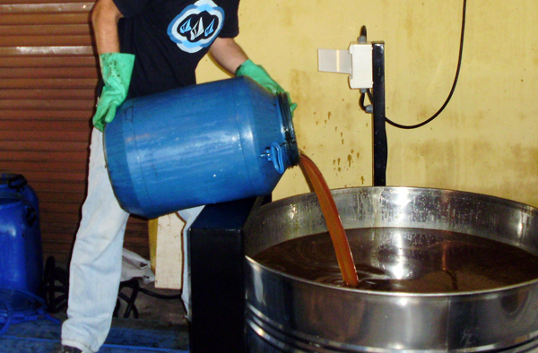 Descarte de óleo lubricante usado, que será levado para novo refino. Fonte: Teclub