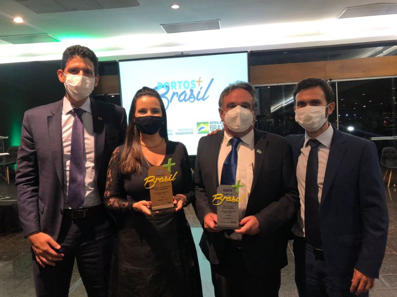 Presidenta de la Compañía Docas de Ceará recibe premios conquistados por movimiento de cargas en el evento Portos+Brasil