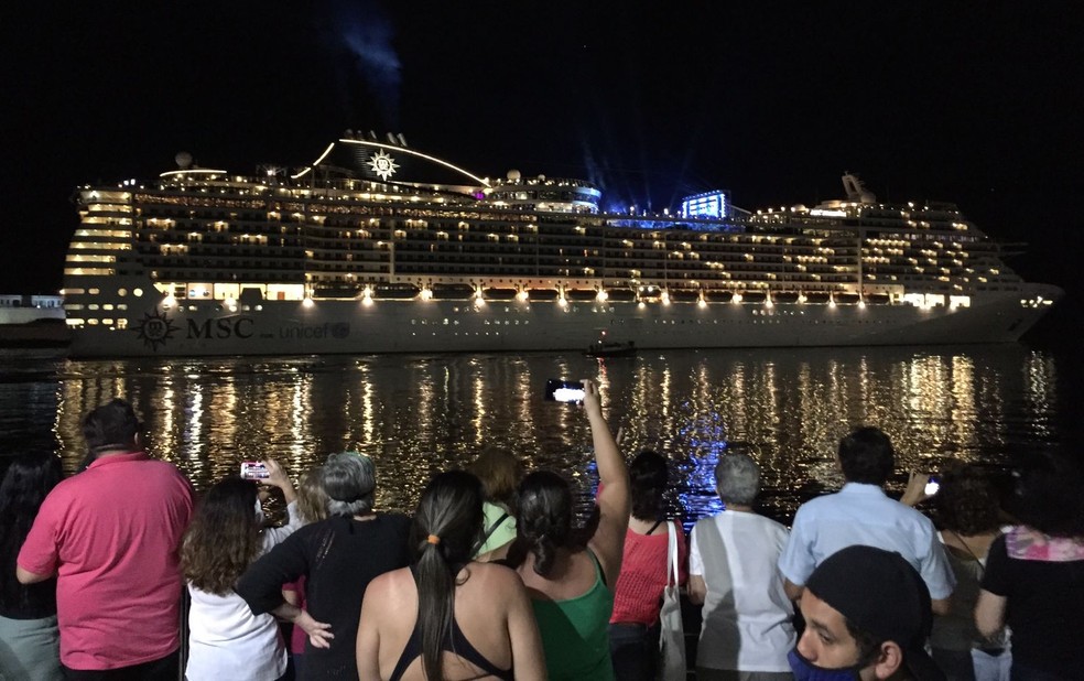 Multitud se reunió para ver partida del primer barco de cruceros en Brasil después de 20 meses. Fuente: Reproducción/Diario A Tribuna