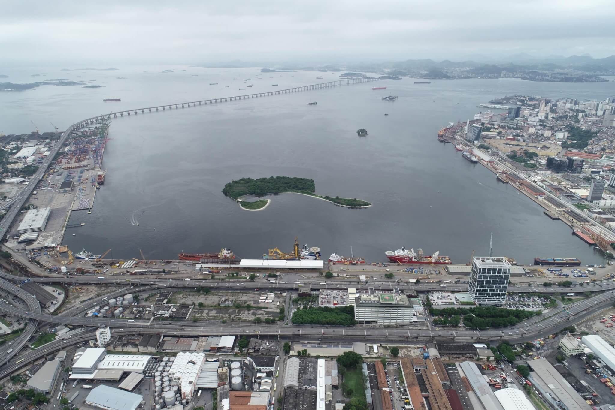 rio - porto - docas - movimentação de cargas