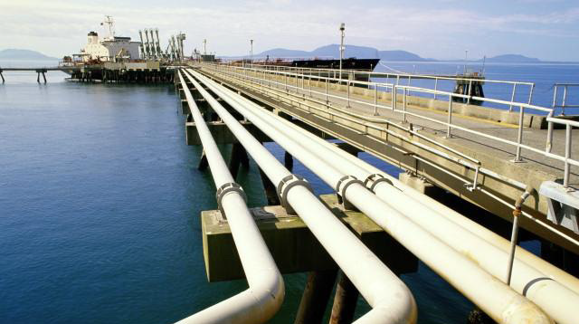 La imagen muestra el muelle de atraque equipado con tubos destinados a retirar el petróleo almacenado en buques en Maricá, en el estado de Río de Janeiro, cerca del Polo Gaslub.