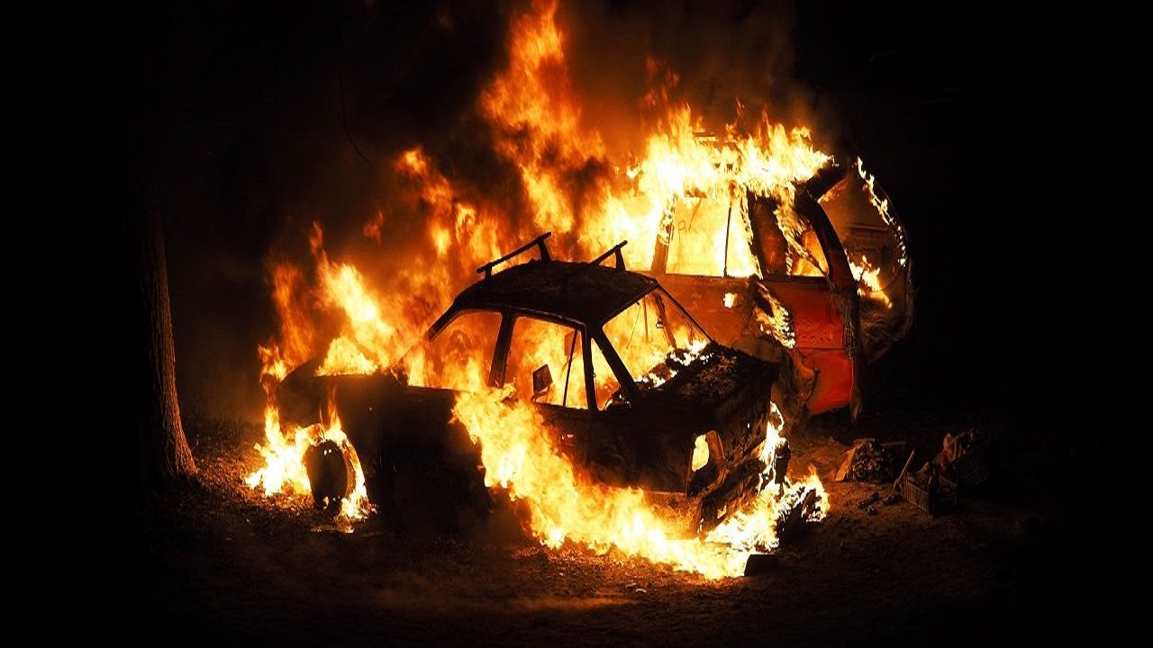 carros movidos a gasolina - carros a combustão - carros elétricos -