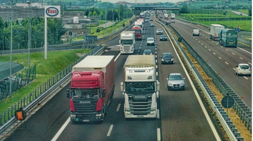 Rodovia dos EUA e caminhões de transportadora