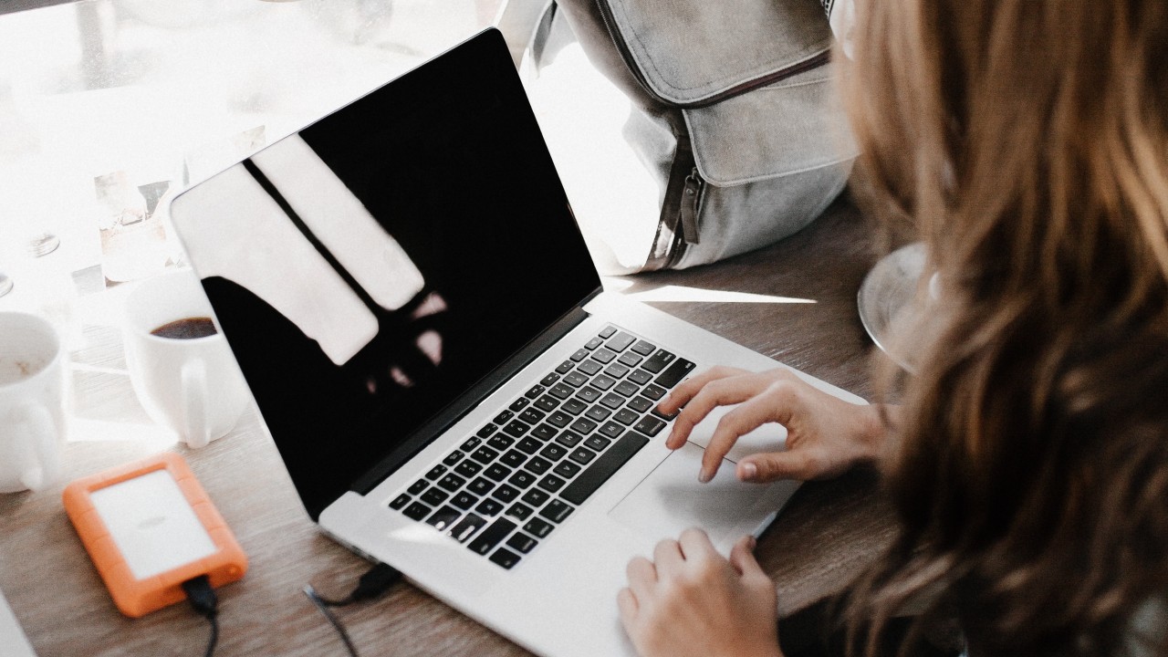 home office - trabalhar em casa - nômade digital - nômades digitais - trabalhar-de-qualquer-lugar-do-mundo-usando-um-computador.