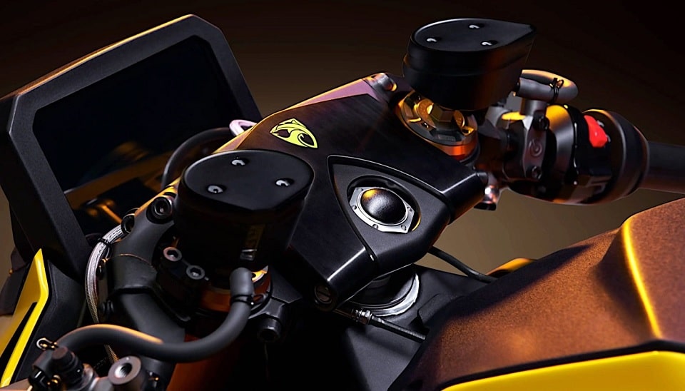 Panel de la Huperfighter Colossus y su manillar. Lleno de botones, pero con estilo deportivo.