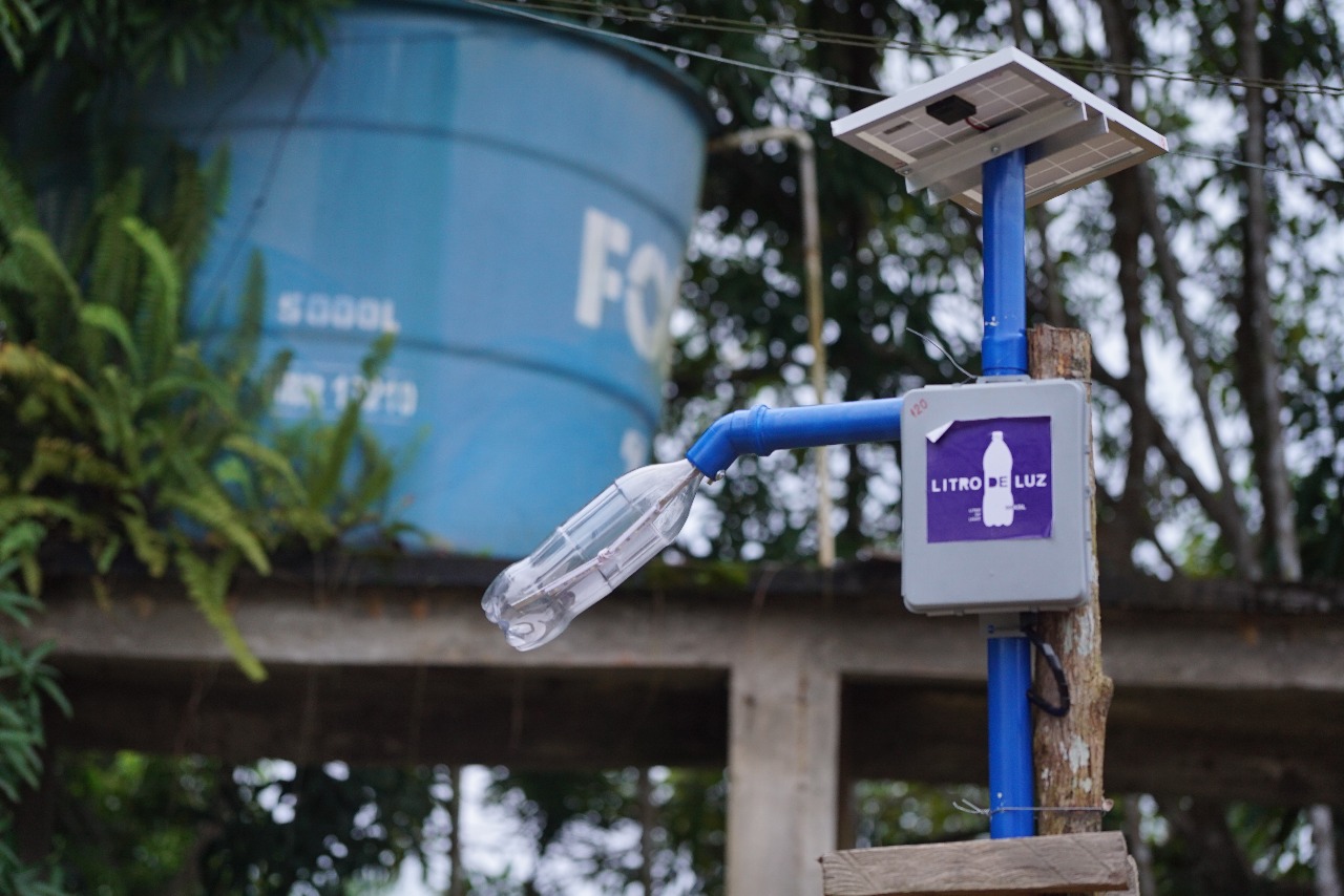 Litro de luz - garrafas pet - materiais recicláveis - energia solar -