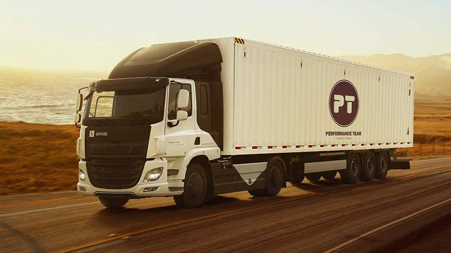 Caminhão elétrico da Maersk junto a Performance Team