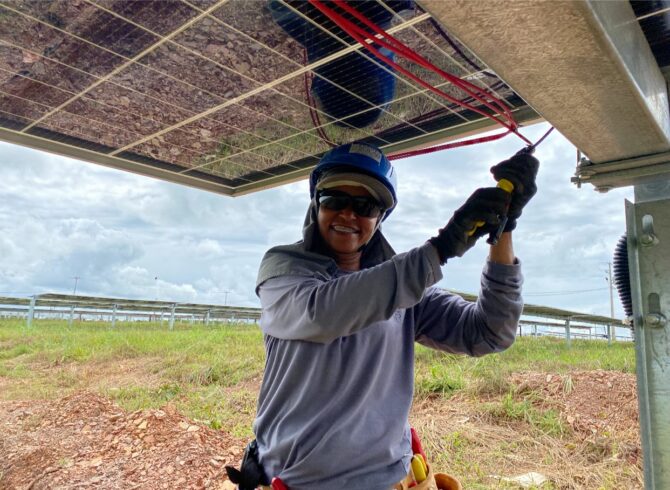 Celebrando el Día Internacional de las Mujeres, el municipio de Cuiabá revela cómo estas profesionales luchan para conseguir espacio en el sector de energía solar fotovoltaica. Fuente: Reproducción