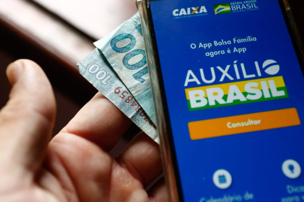 pagamento do auxilio Brasil poderá ser feito a trabalhadores com carteira assinada desde que se enquadrem nas regras