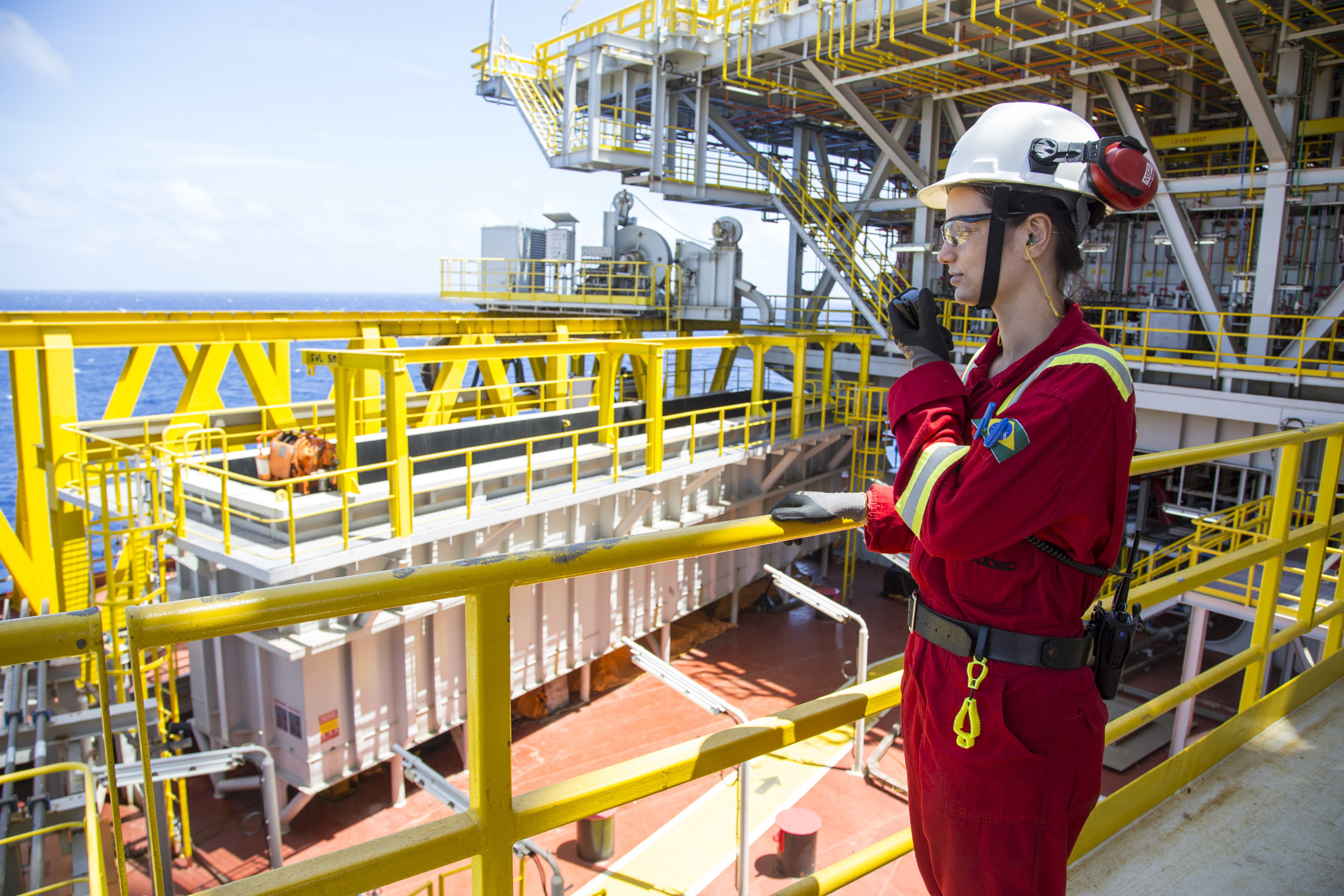 trabalhador offshore em plataforma de petróleo atendendo À Lei de segurança do trabalho