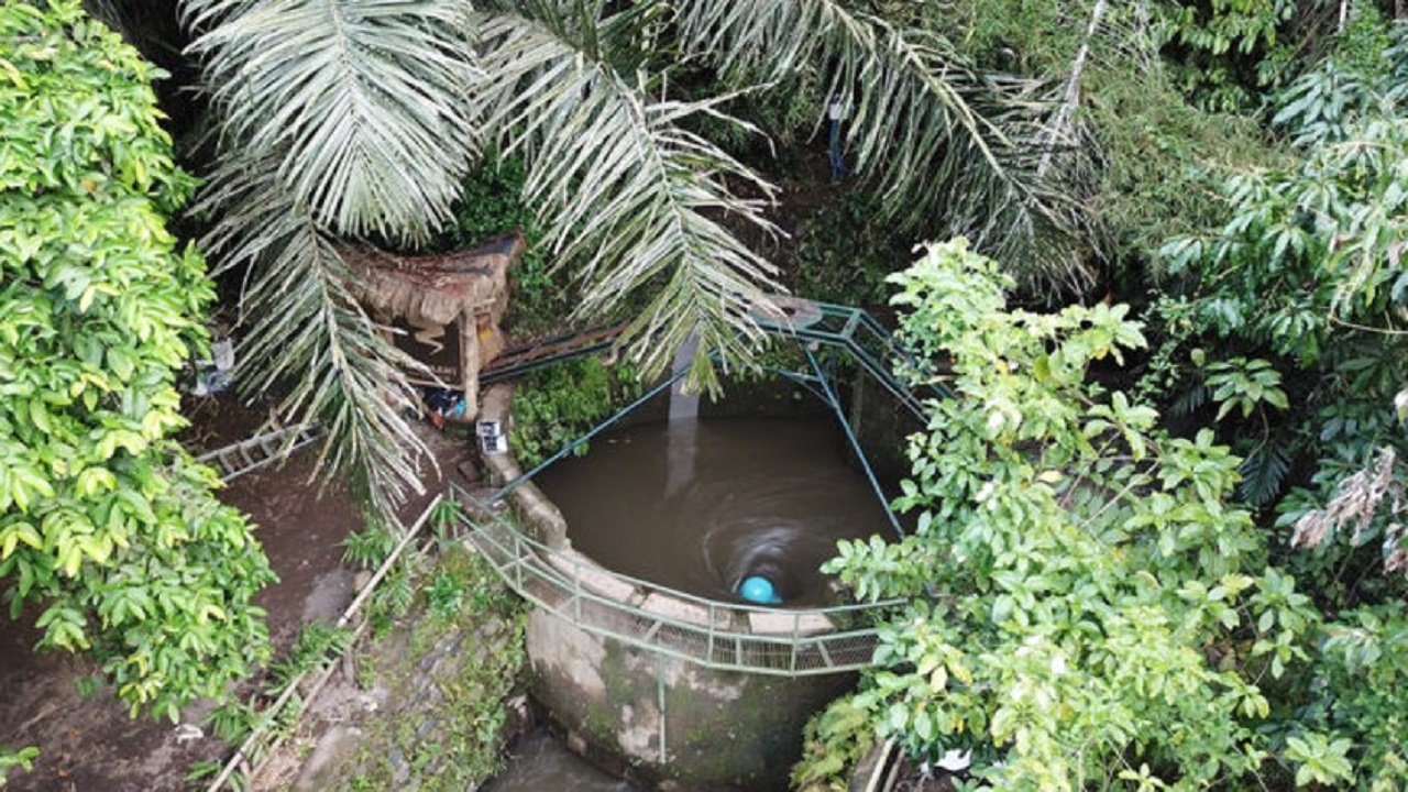 Jovens belgas - energia sustentável - hidrelétrica - mini usina hidrelétrica -