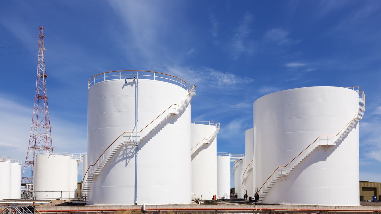 Grupo-Dislub-Equador-assina-contrato-para-investir-em-construcao-de-parque-de-tancagem-de-gasolina-diesel-e-etanol- empregos