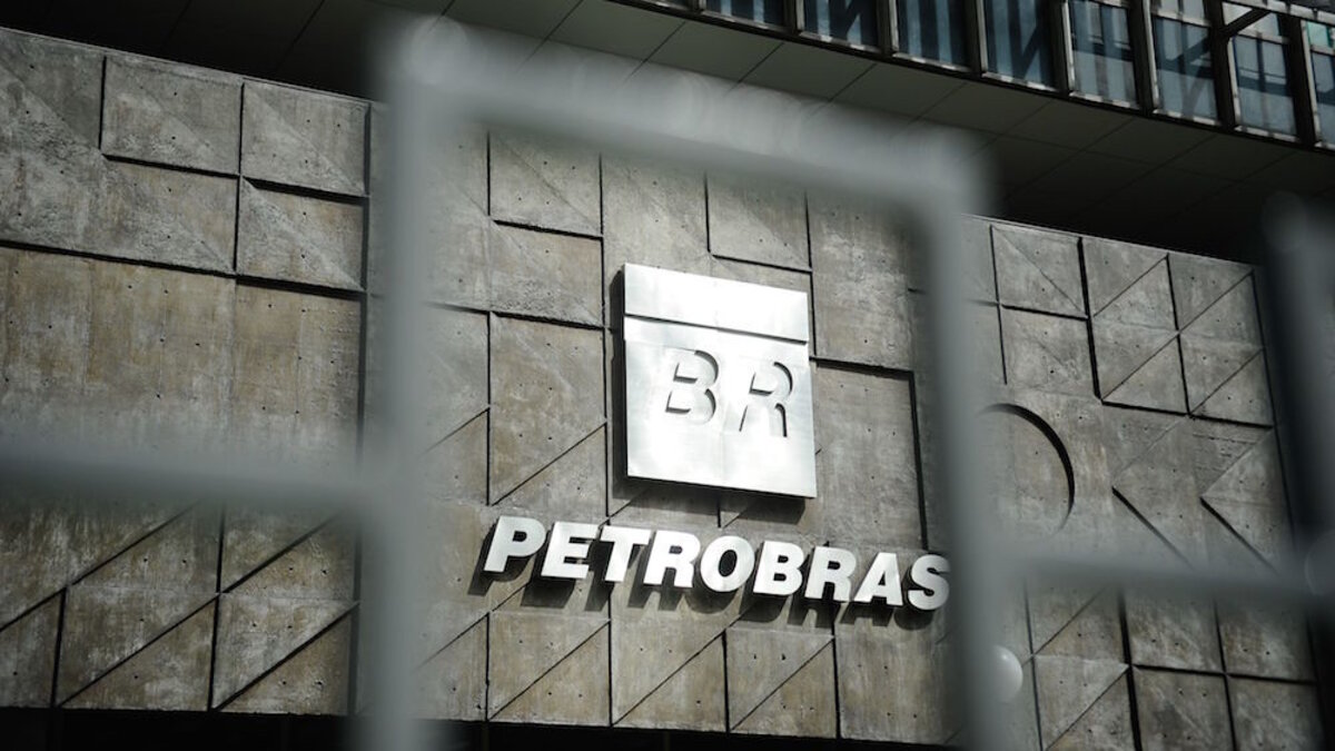 A Petrobras recebe licença do Ibama para o início da exploração de petróleo no bloco da Margem Equatorial, com a perfuração de novos poços já prevista para a expansão da produção e comercialização do combustível no Brasil