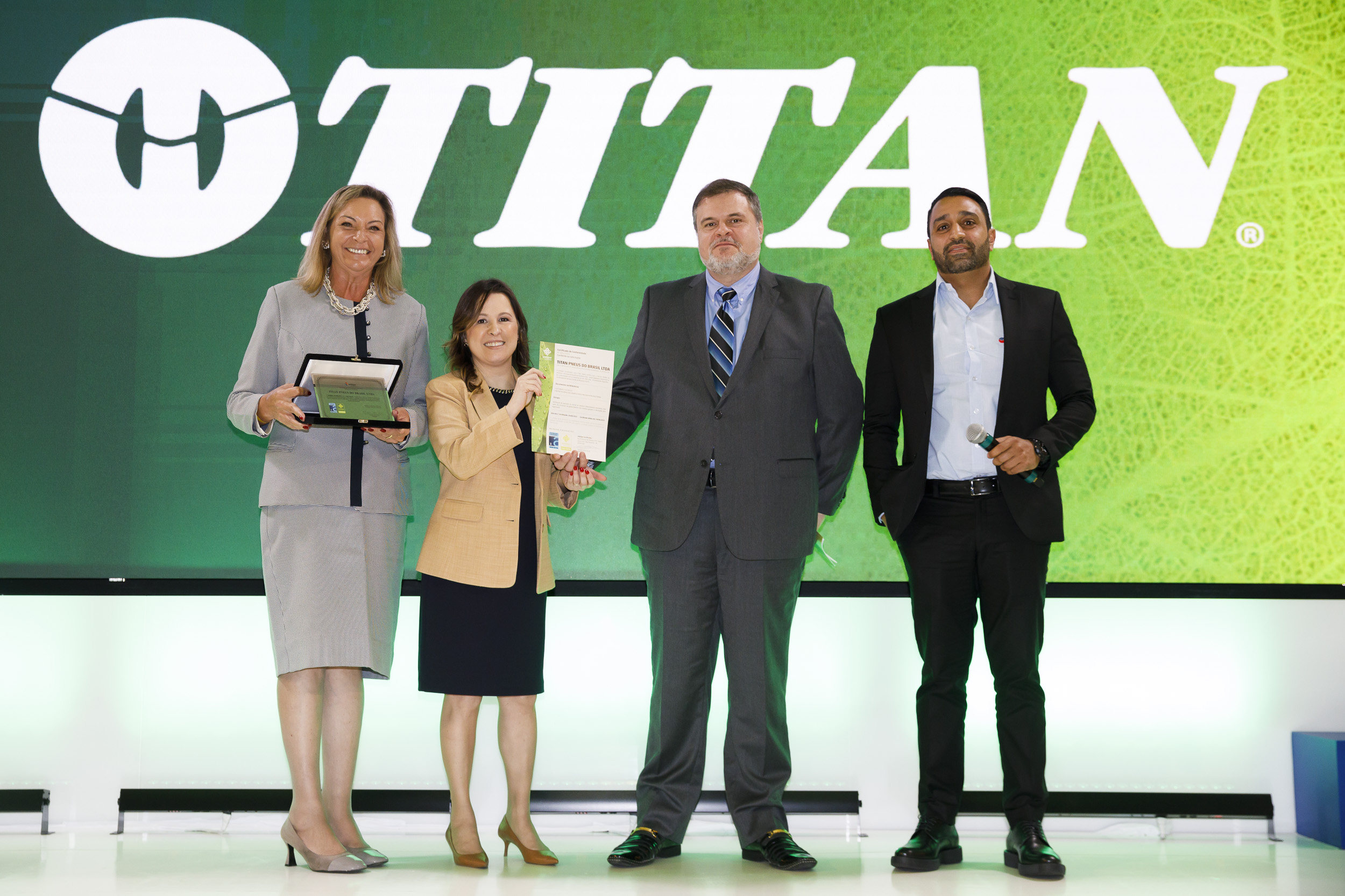 Cristina Andriotti, CEO Ambipar Enviroment, Elaine Cristina Moreira, da Ambipar Certification, Edson Tebaldi e Jefferson Romano, da Titan Pneus