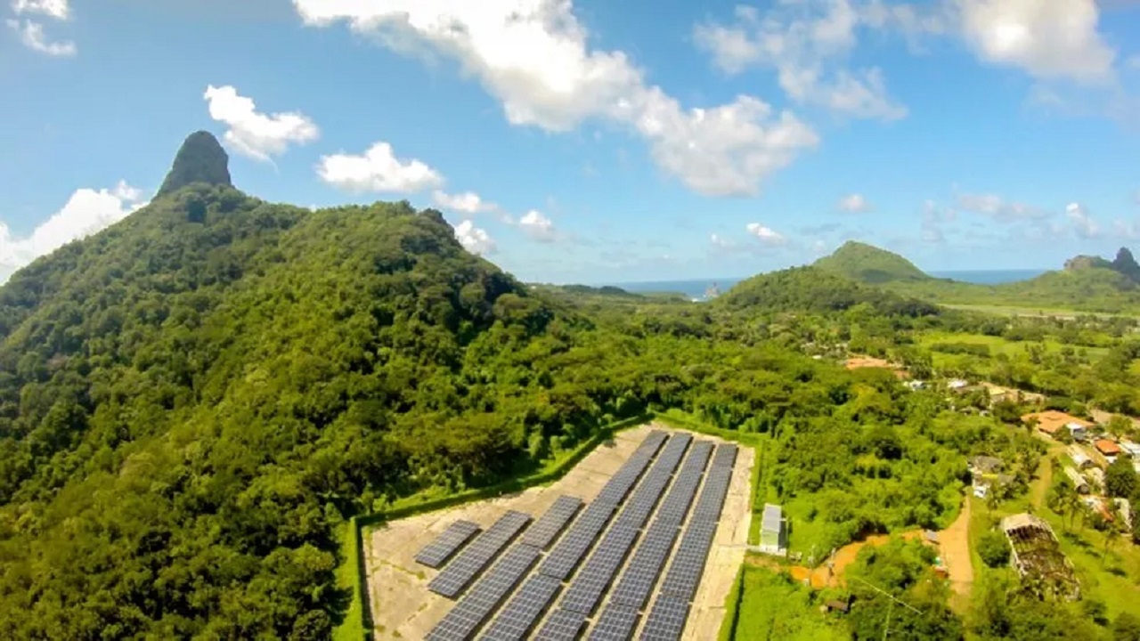 Fernando de Noronha utilizará usina solar e sistema de armazenamento de energia para recarregar carros elétricos