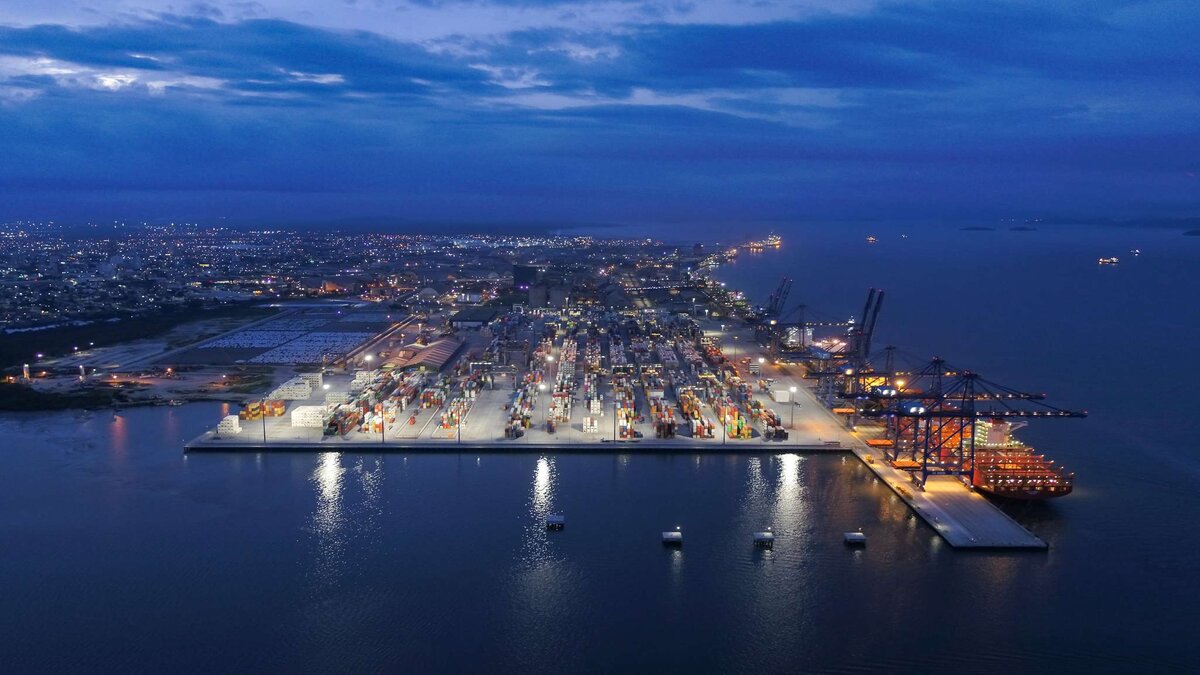 Mirando na sustentabilidade como foco principal para este ano, o Terminal de Contêineres de Paranaguá (TCP) está investindo na redução das emissões de carbono com seus contratos recentes com a Brado e a EDP para adoção de um transporte multimodal e um abastecimento de energias renováveis