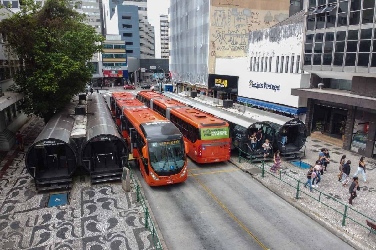ônibus carros curitiba preço da gasolina Paraná