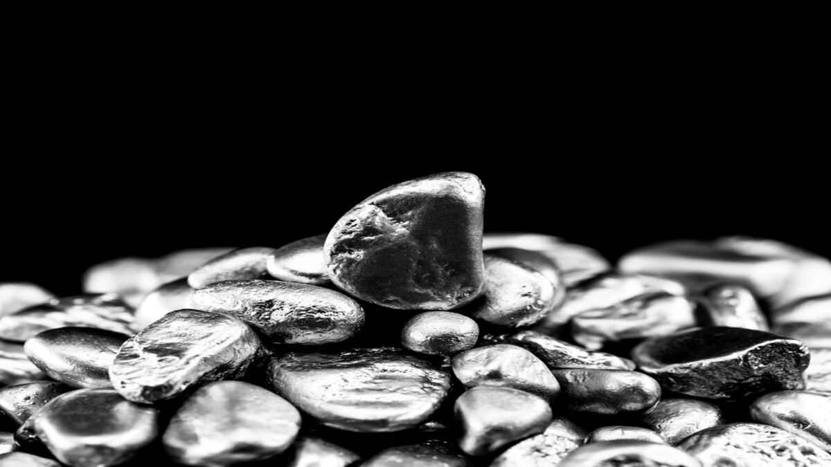 Com a transição energética em alta no mercado mundial, o MME espera que o Brasil possa atrair fortes investimentos na produção de metais para baterias, como o níquel e o lítio, para a utilização na descarbonização do setor automobilístico no futuro.