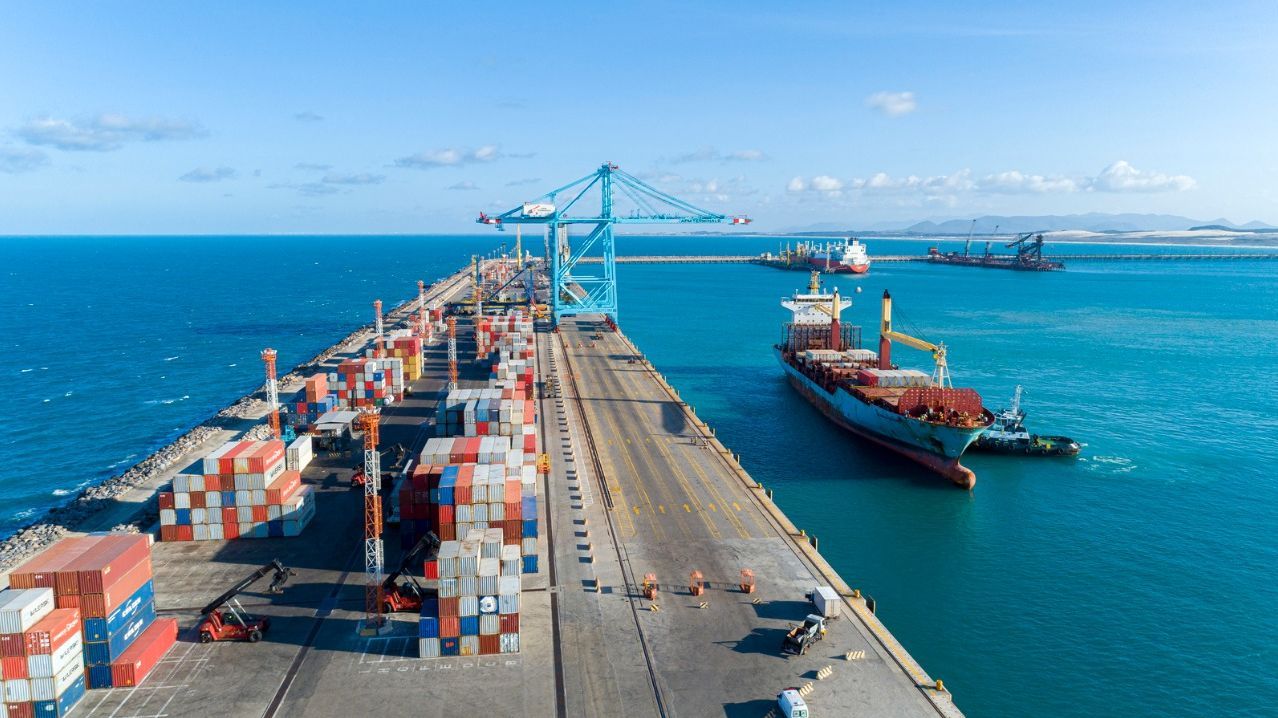 A Petrobras perderá a sua exclusividade de atuação no píer 2 do Porto do Pecém já no ano de 2023 e, com o prazo cada vez mais próximo, as empresas BP e Shell começam a corrida para a instalação de um novo terminal de gás natural no complexo cearense.