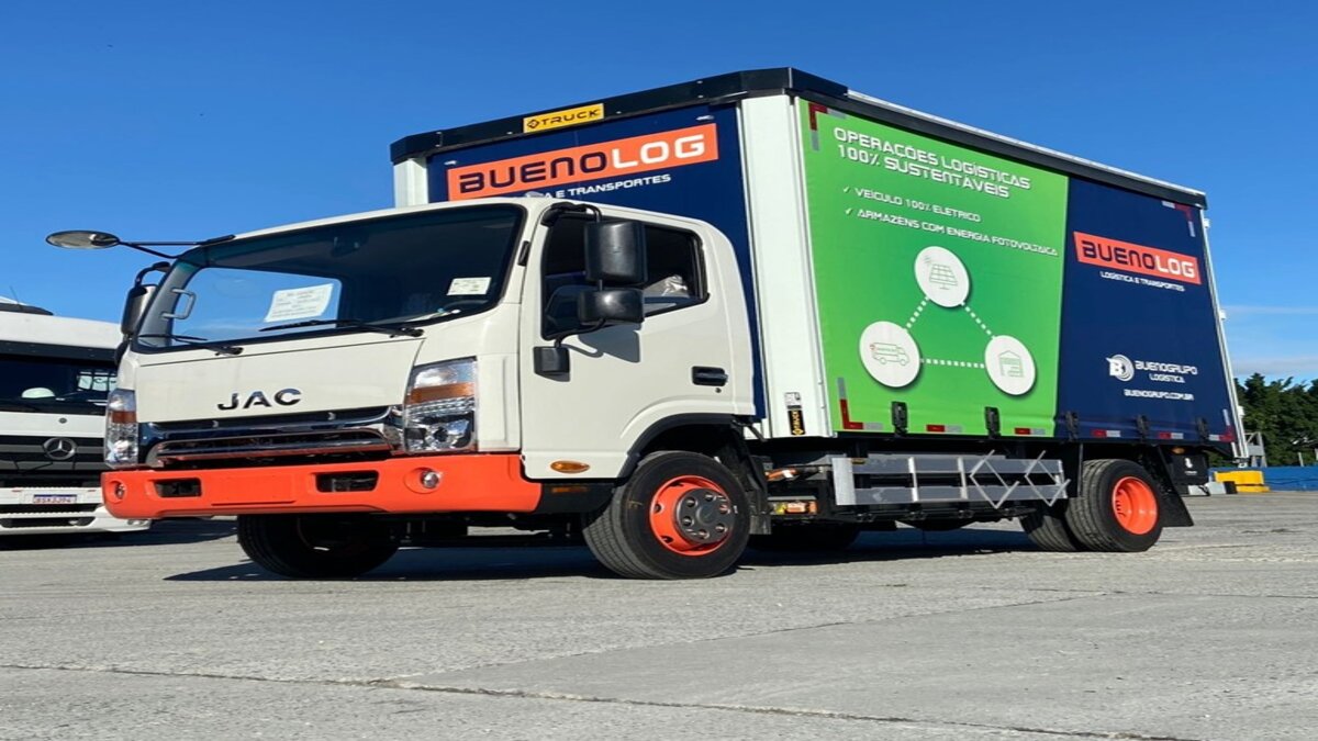 Em busca de reduzir suas emissões de gases poluentes como o CO2, a companhia Bueno Grupo Logística investe agora na adoção de práticas voltadas para a sustentabilidade, como a utilização de caminhões elétricos e armazéns a base de energia solar.