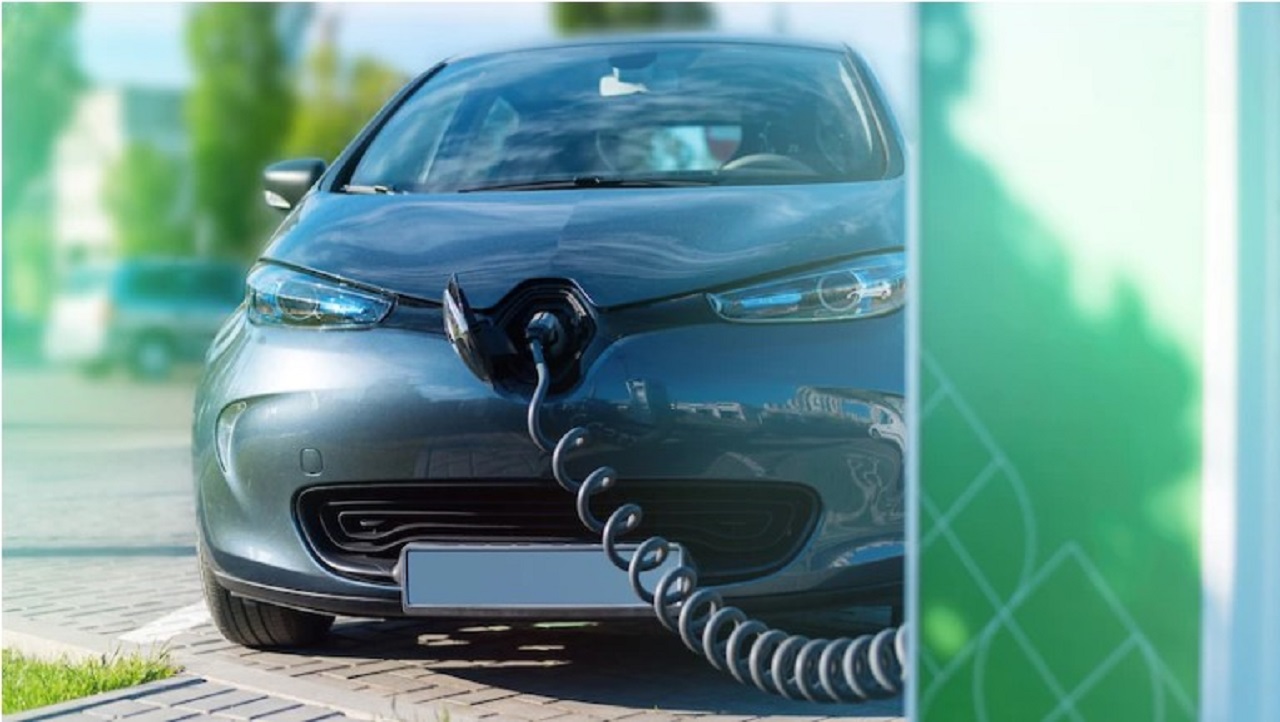 Carro elétrico se recarregado 2 em um trânsito mais sustentável
